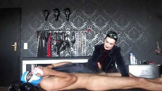 Lady Victoria Valente - Slave programming: Half hour stinky feet smell and handjob